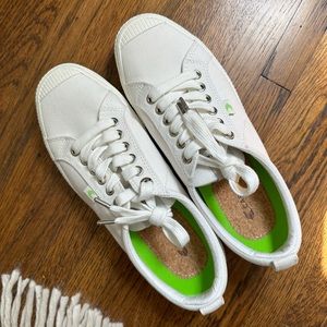 Like new Cariuma sneakers